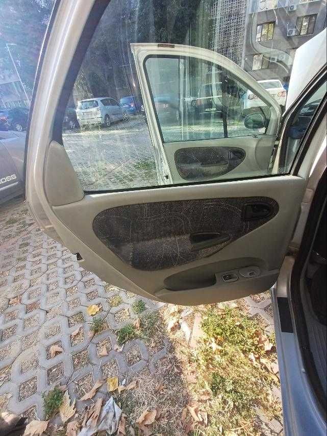 Продавам в много добро състояние кола Renault Scenic 1.6 Бензин 2000г