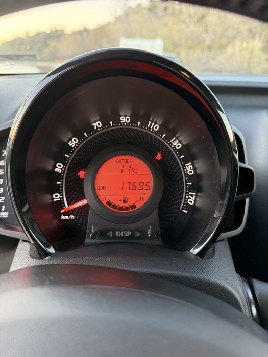 Продавам Тойота Айго / Toyota Aygo / 17к км Navi и камера за задно виж