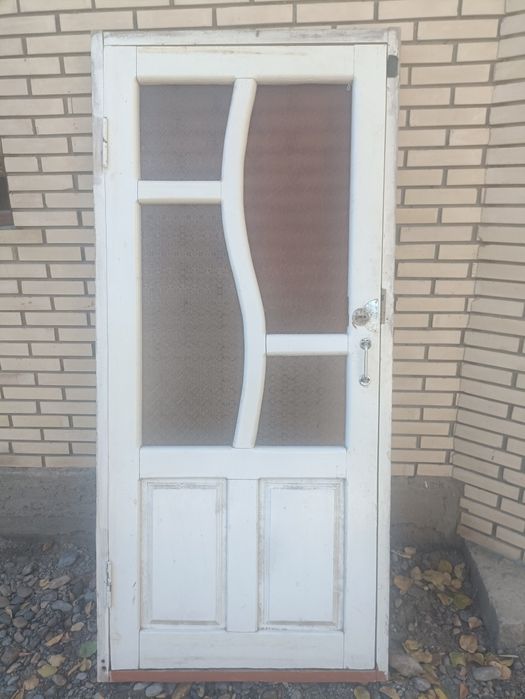 Taxta eshik sotiladi