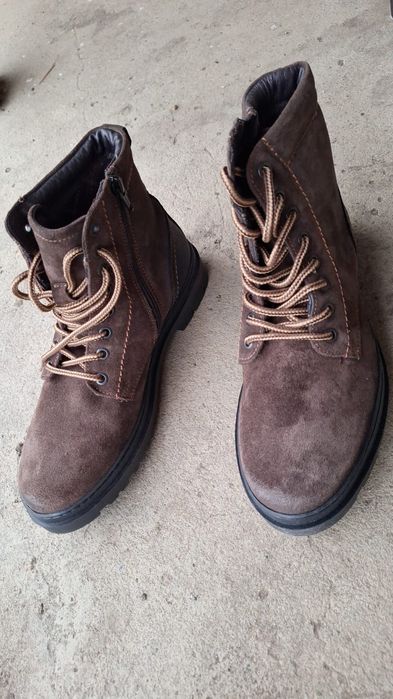 Vând ghete noi, The Zeus