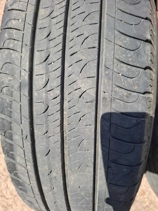 Vînd anvelope   205 65 r16 c