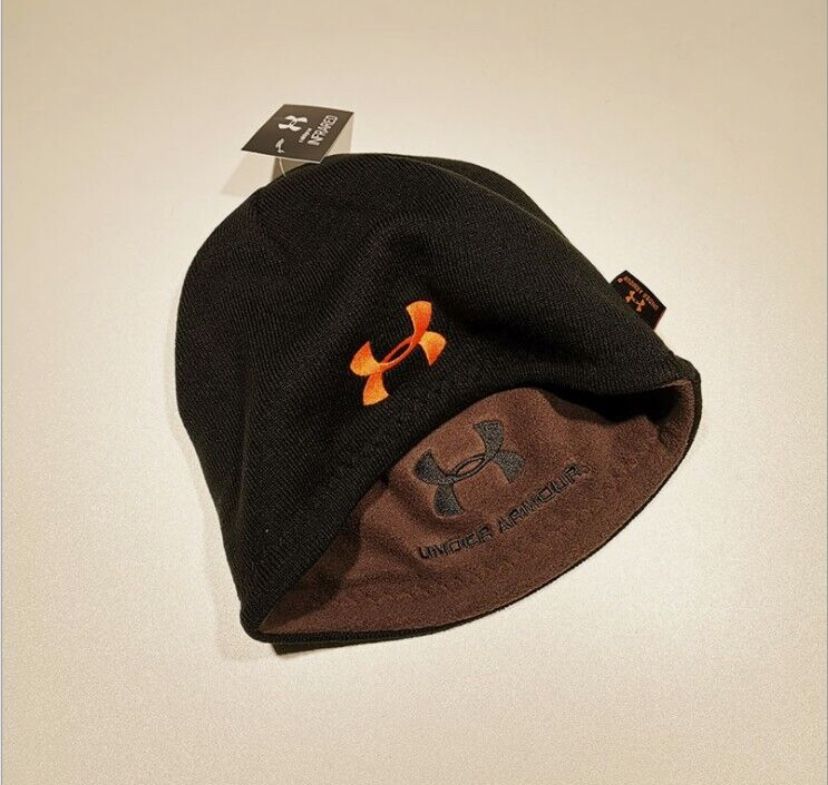 Under Armour двулицеви зимни шапки. Чисто нови.