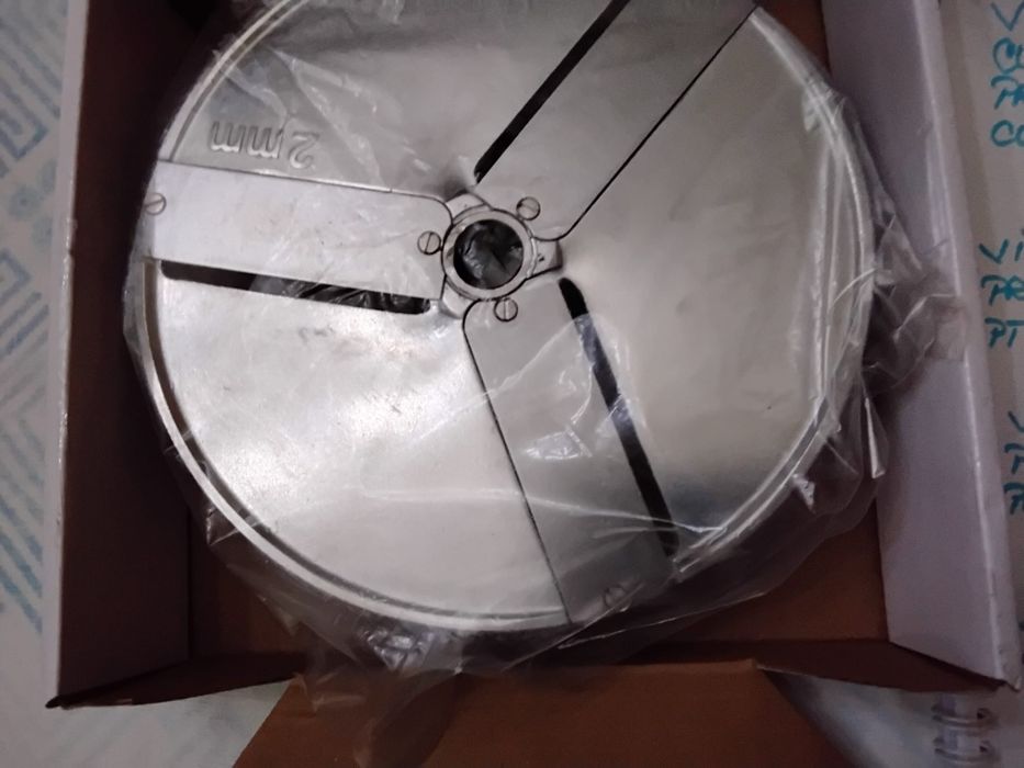 Vînd cuțit fimar 2mm cu trei  lame  inox