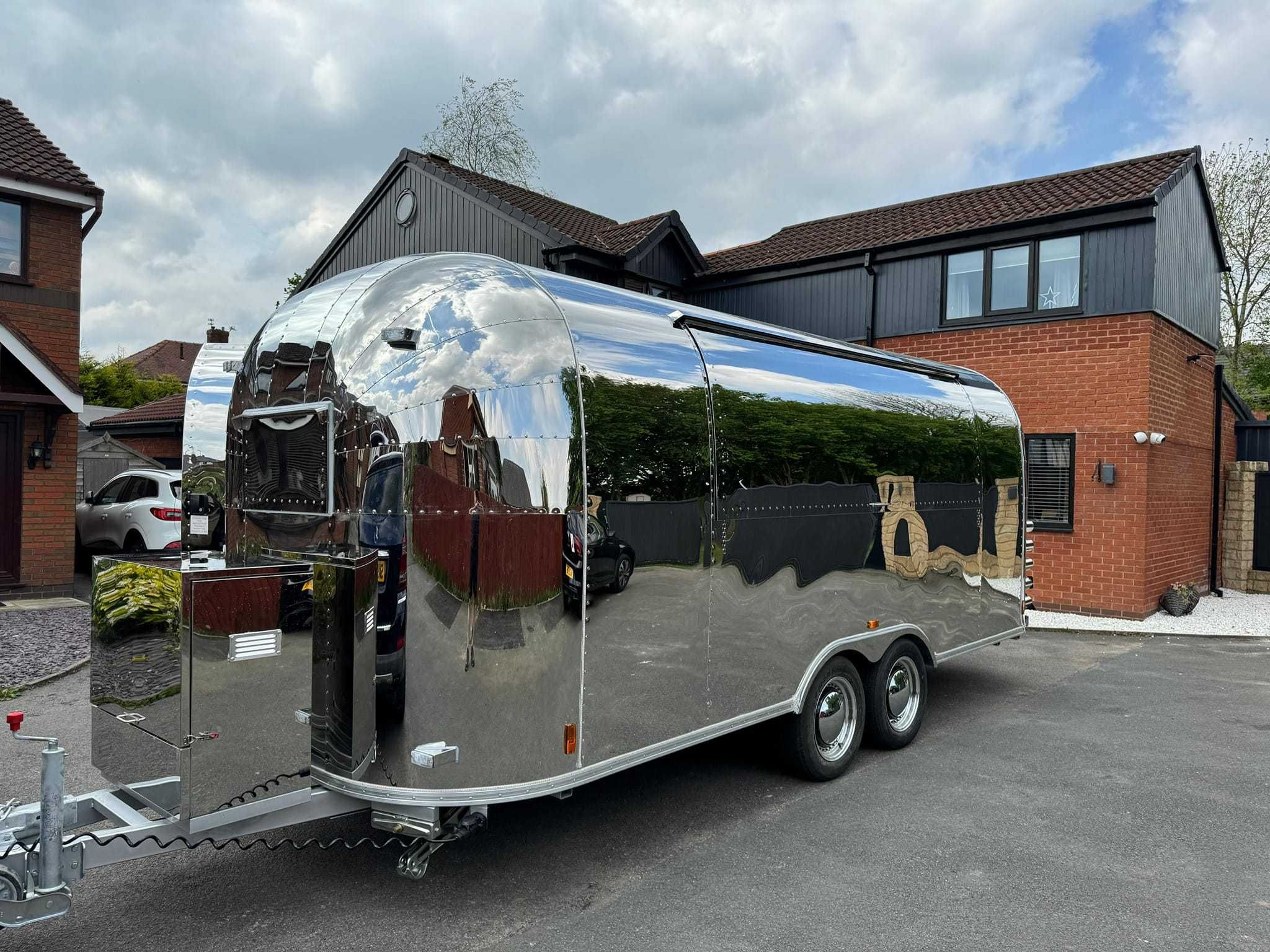 Rulote comerciale  ,FAST FOOD, STREET FOOD, FOOD TRUCK Airstream 4.8M