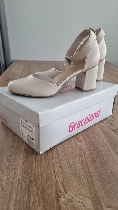 Бежови обувки с ток