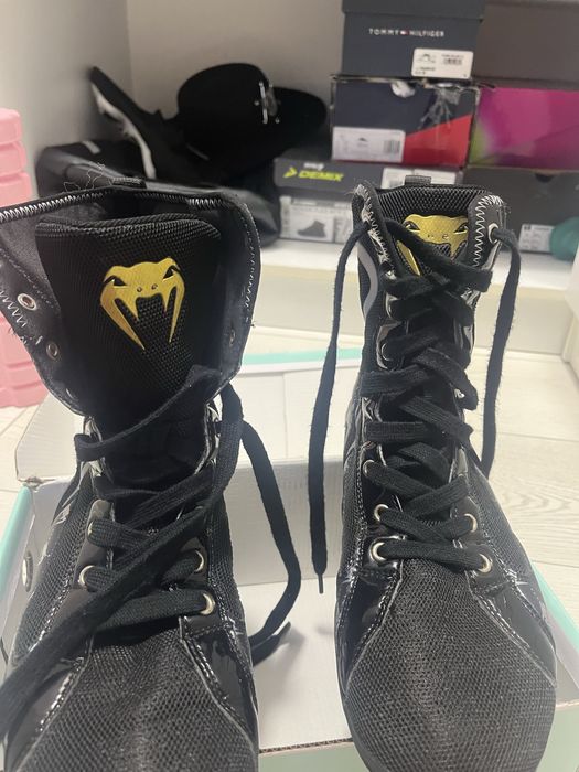 Продам боксерки venum в отличном состоянии