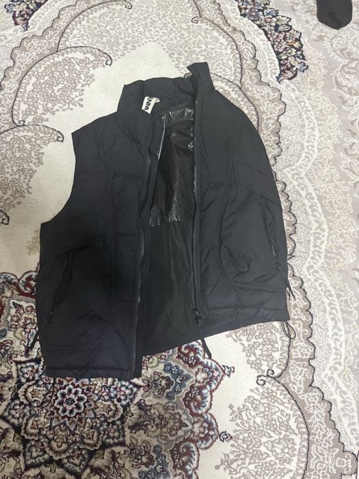 Безрукавка черного цвета