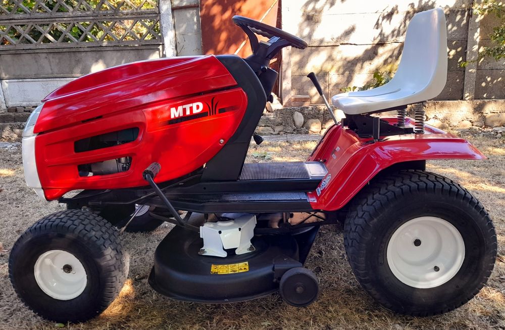 Tractoras Tuns Iarbă l MTD B130 Brigs&Stratton 13HP 7Trepte 105cm