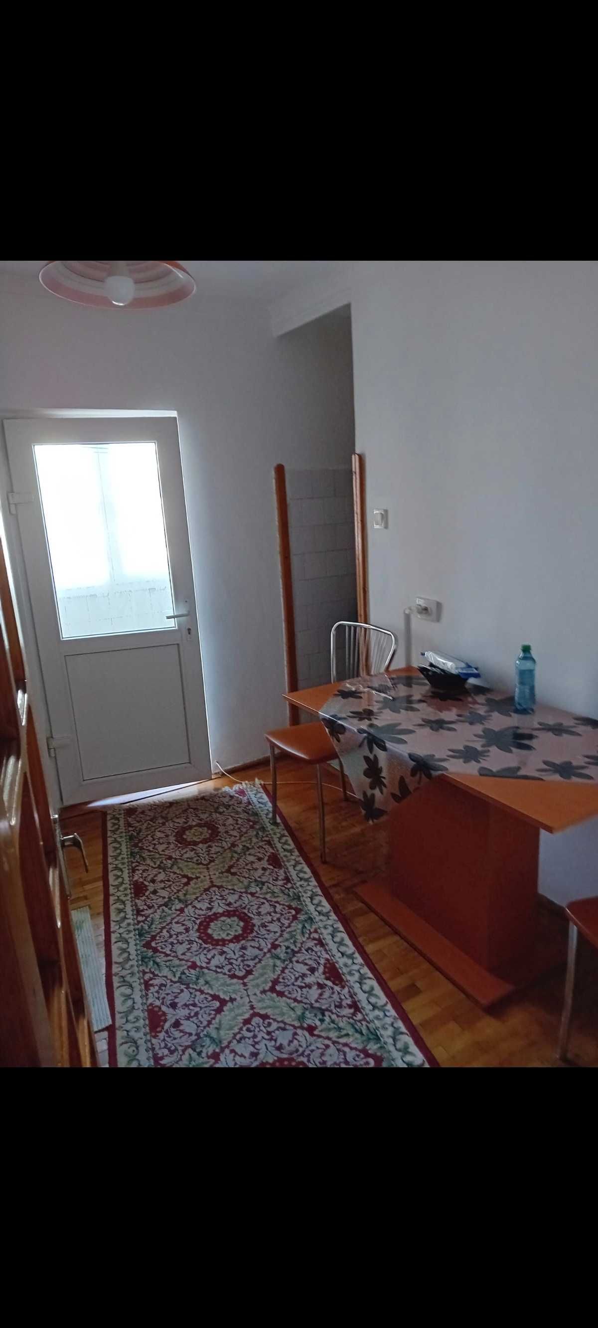 Închiriez apartament 2 camere etaj 1 in DrTr Severin. Preț 250€