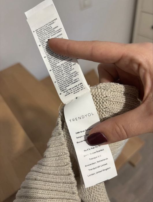 Pulover nou cu eticheta