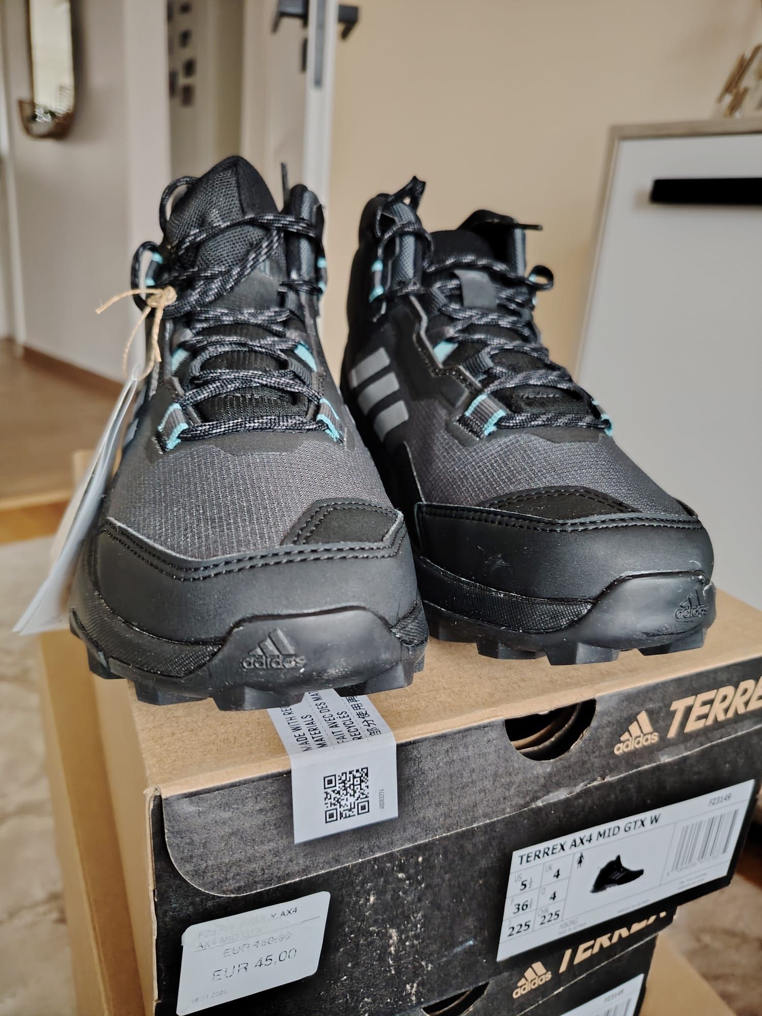 Bocanci Adidas goretex Nr 36.5 și 38
