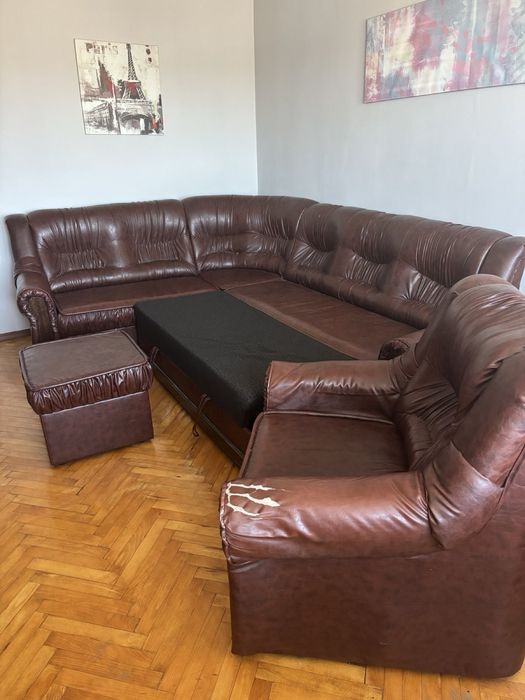 Комплект холова гарнитура: ъглов диван, фотьойл и табуретка.