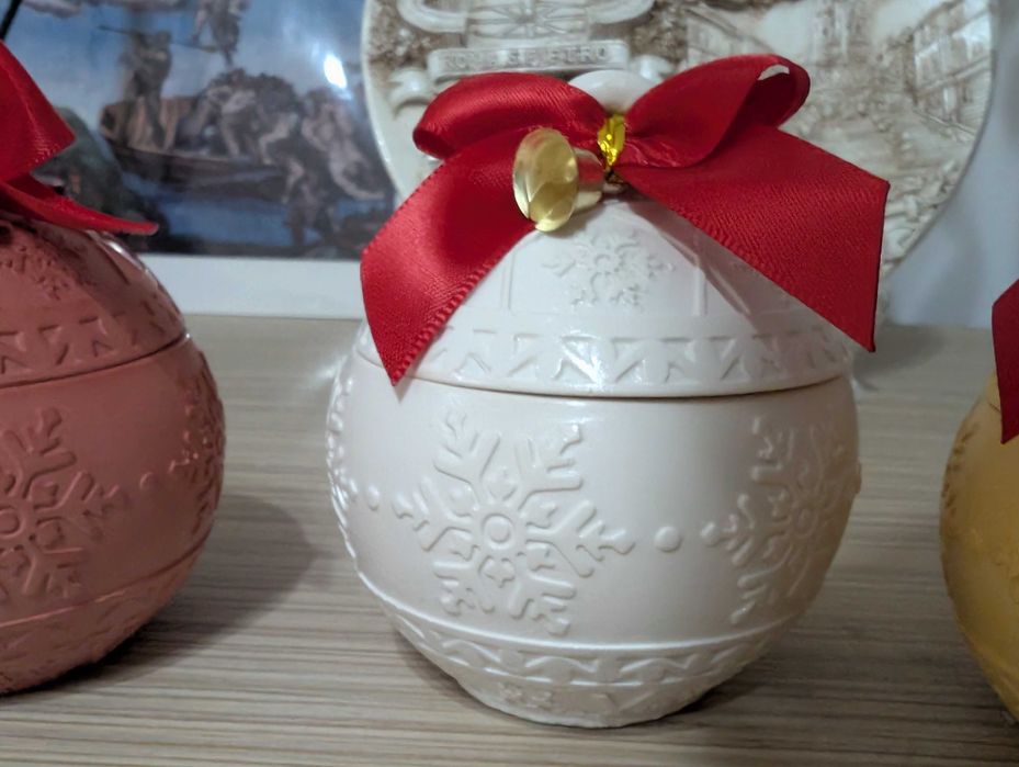 Lumanari parfumate in forma de glob de Craciun