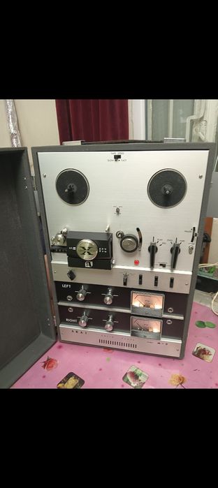 Magnetofon Akai M9 pe tranzistori cu amplificare și difuzoare control