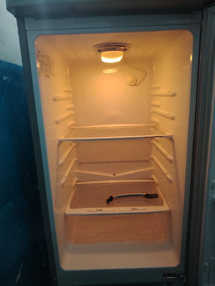 Продаю рабочий холодильник. Возможно доставка