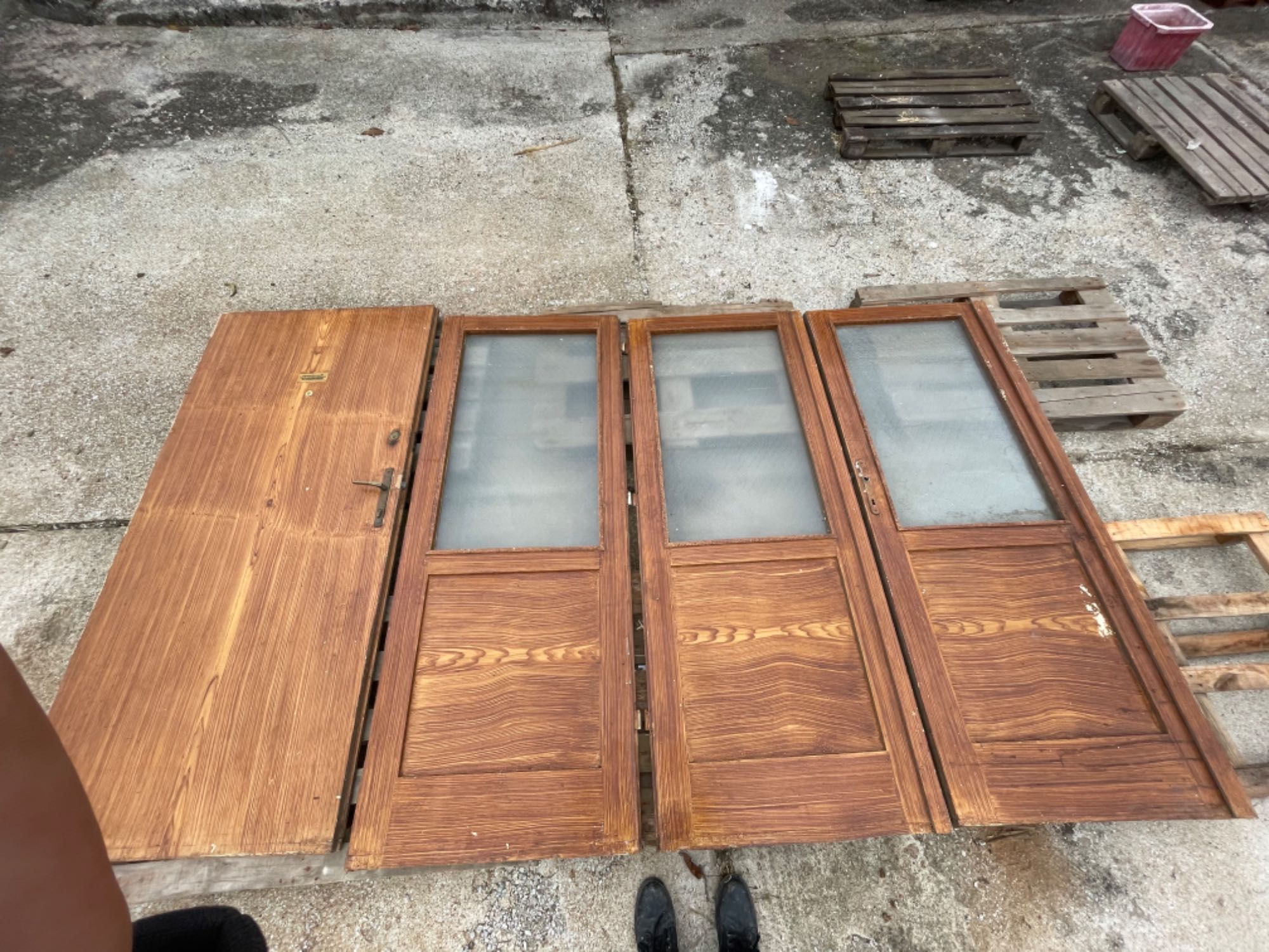 Четири дървени врати