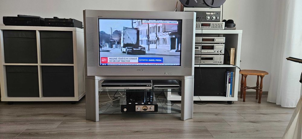 TV Sony CRT, diagonala 81 cm (32 inch).