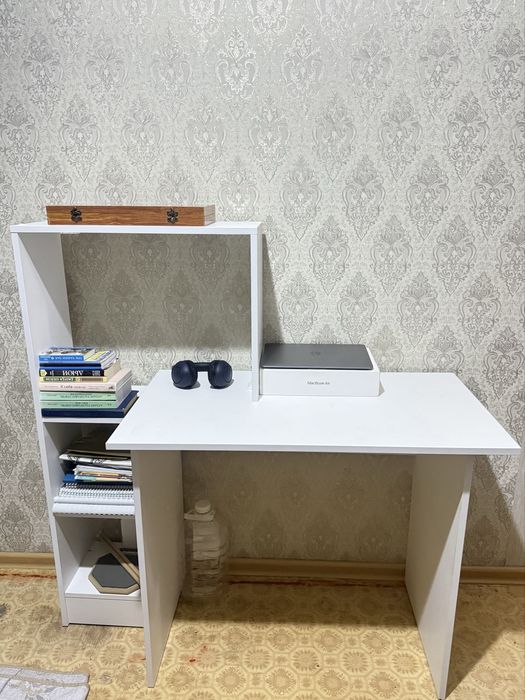 Рабочий стол с полками в отличном состоянии