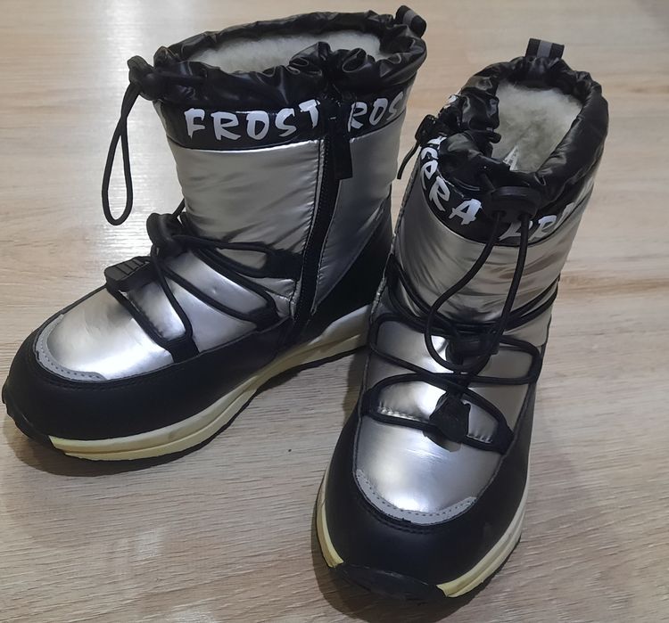 Продам зимние дутики 28 размера,внутри мех