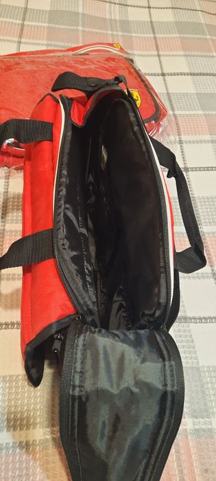 Vând geantă Ferrari- nouă