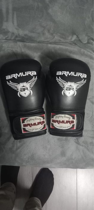 Se vand manusi de box