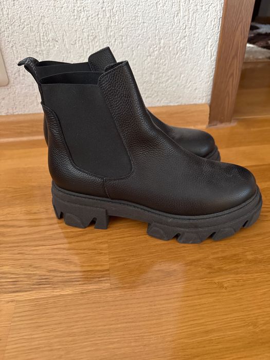 Vând bocanci Steve Madden