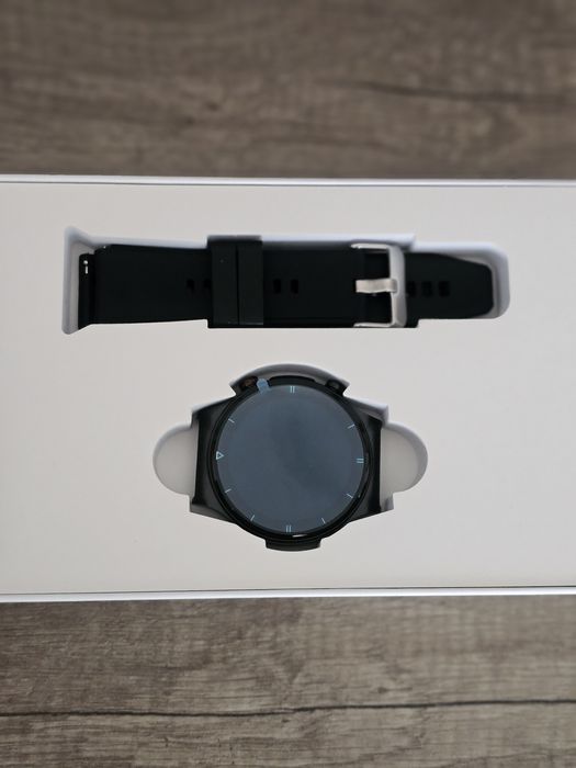 Smartwatch cu EKG și Măsurare a Tensiunii Arteriale