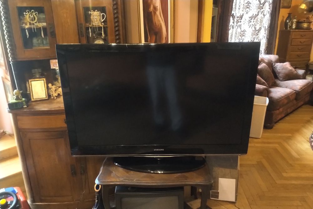 Vand LCD Samsung diagonala 132cm