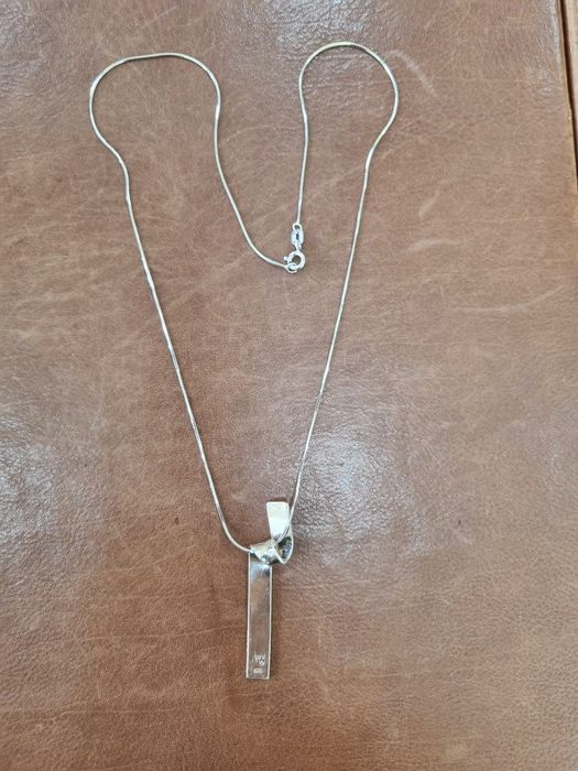 Продавам чисто нови сребърни колиета