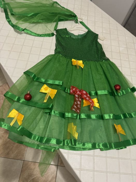 Продам карнавальный  костюм елки для девочек (платье с накидкой)