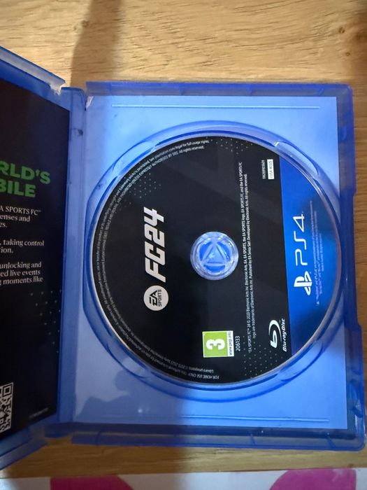 Playstation 4 с три джойстика и 5 игри