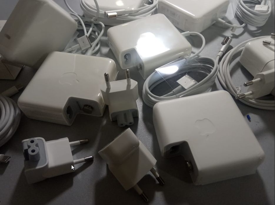 на ваш MacBook magsafe и Type-c - зарядка, блок питания