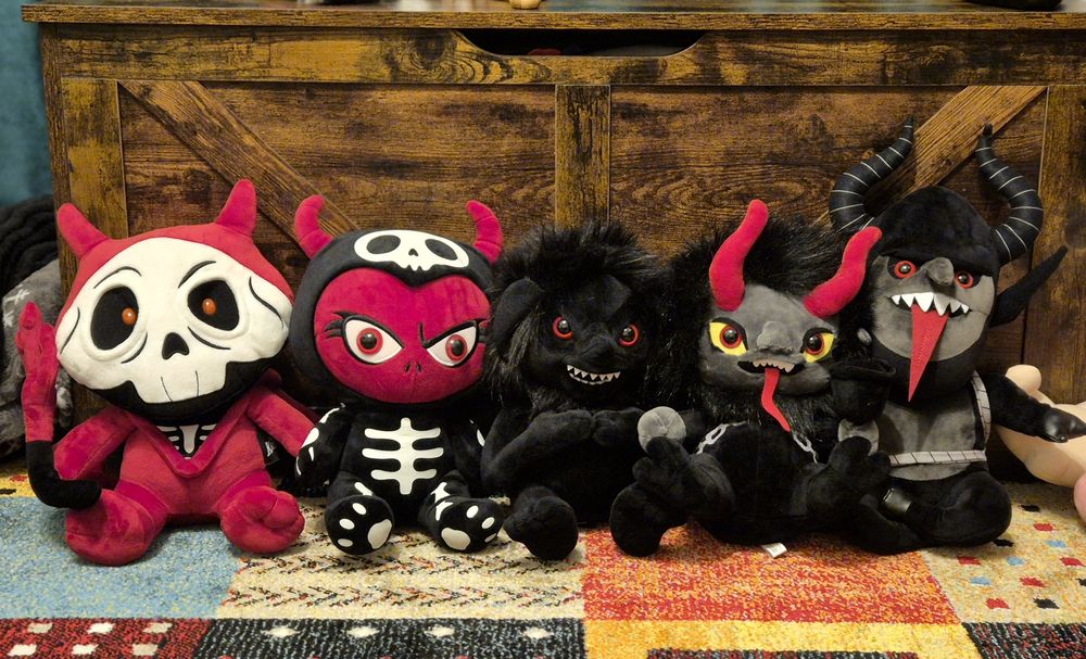 Jucarii de pluș gotice Kreeptures de la KILLSTAR