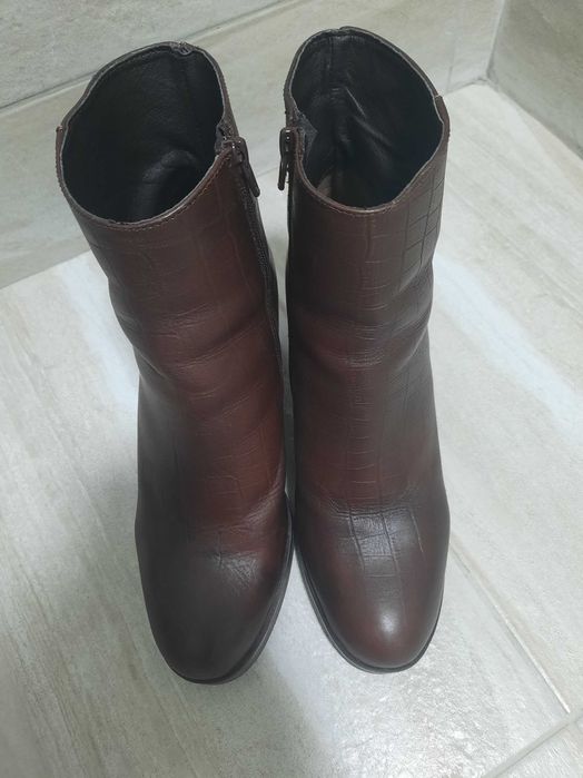 Vand / schimb botine piele