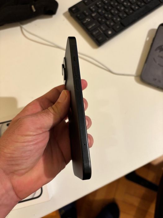 Iphone 15 перфектен в гаранция още 1 година