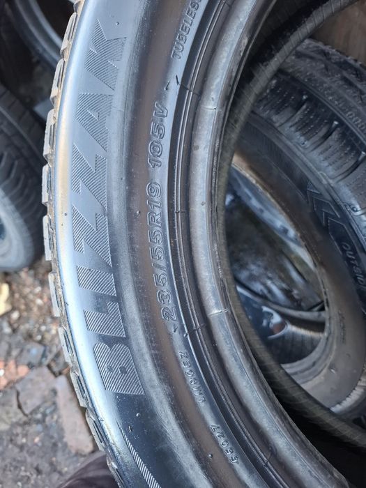 Vand 2 sau 4  anvelope 235 55 19 brigestone de iarna