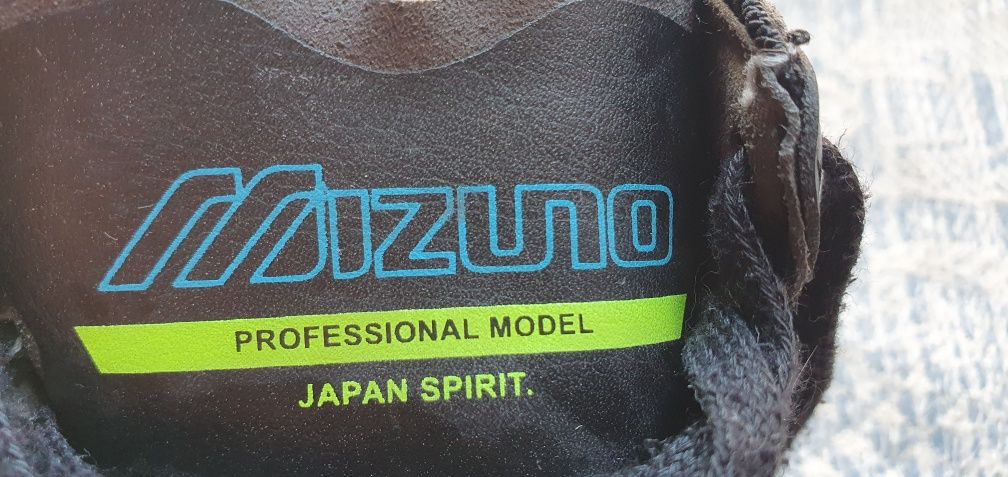 Продаются футбольные бутсы MIZUNO профессиональная модель.