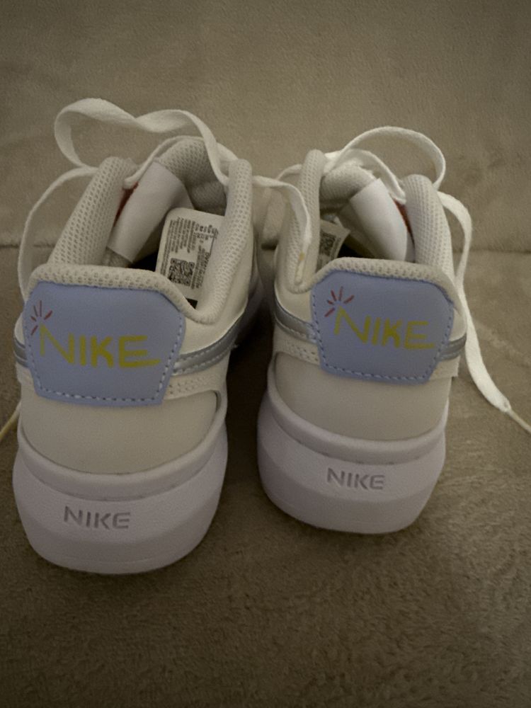 Дамски сникърси NIKE