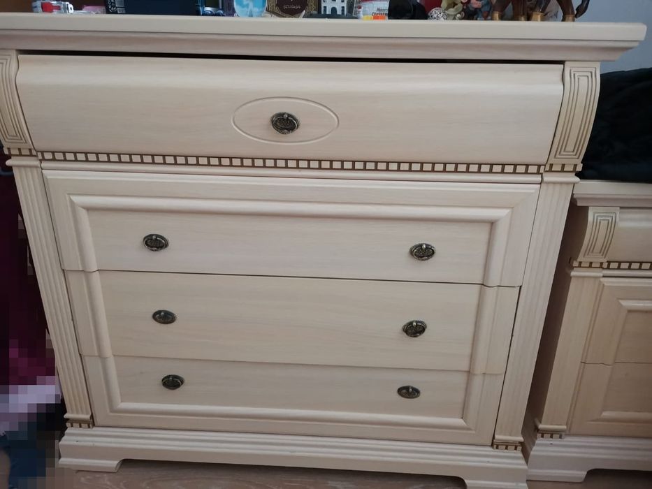 Продам большой комод с зеркалом и две тумбы.