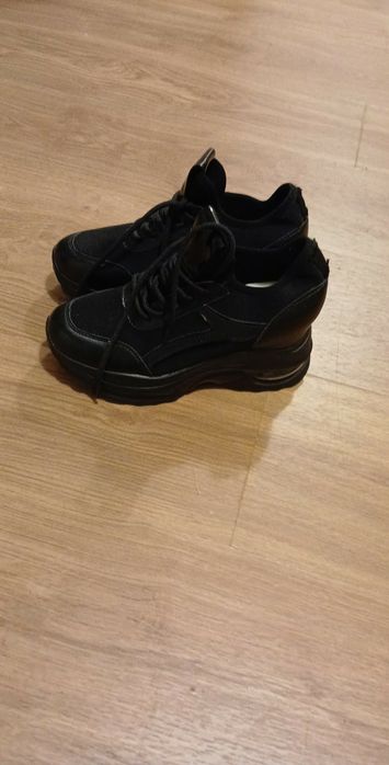 Чисто нови дамски обувки. Номер 37.