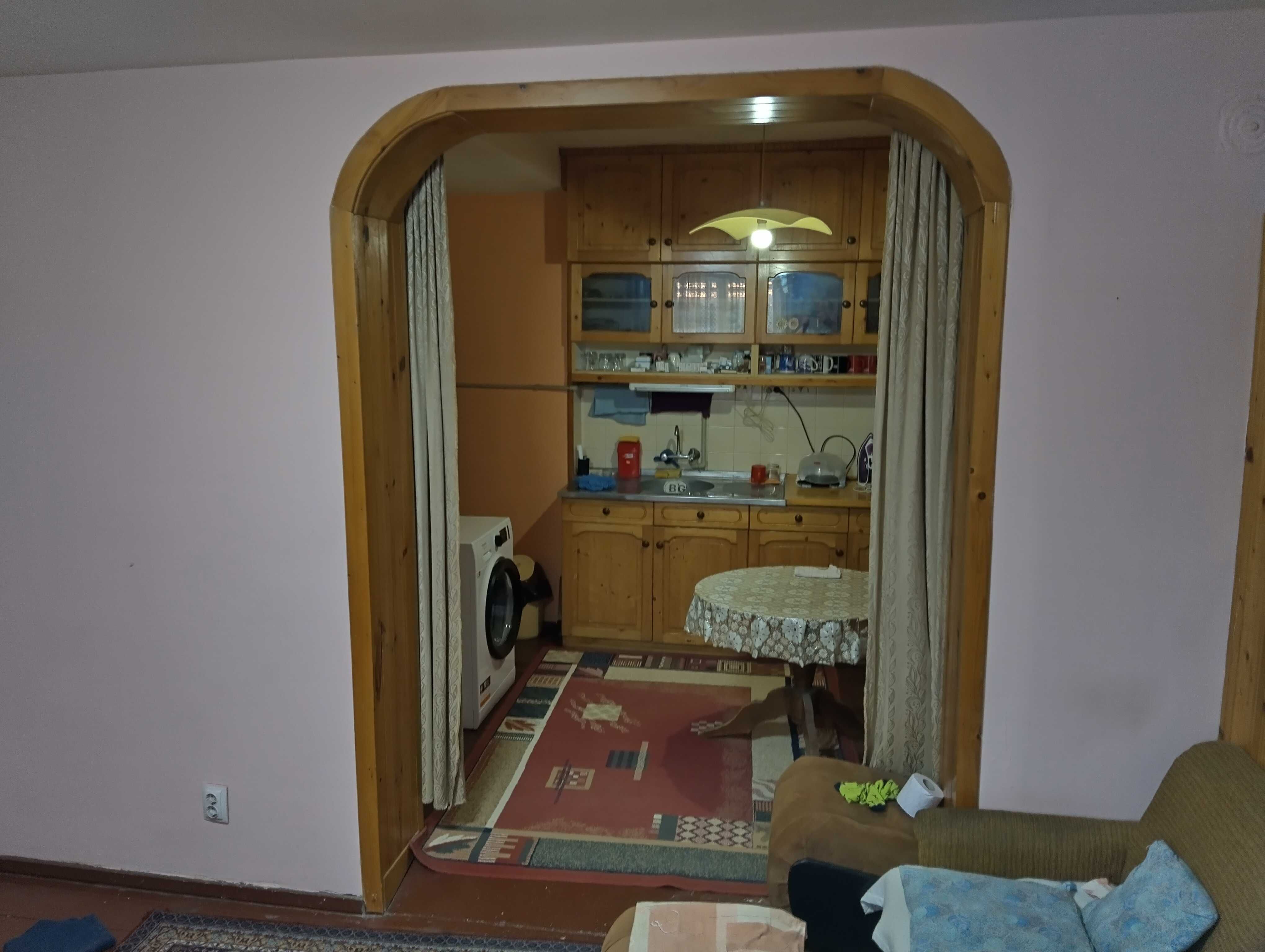 Продава къща в широк център