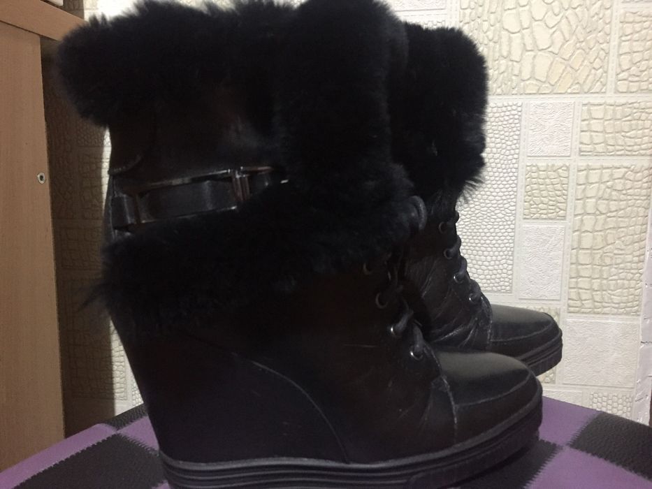 Продам срочно женскую зимнюю кожаную  обувь.по низкой цене