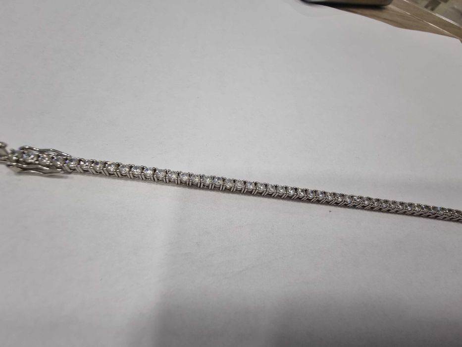 Красива дамска сребърна гривна с инкрустирани множество камъни