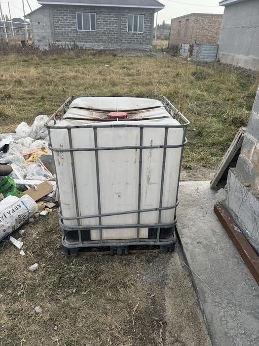 Продам бочку.Продам паддоны по 1000 теңге.