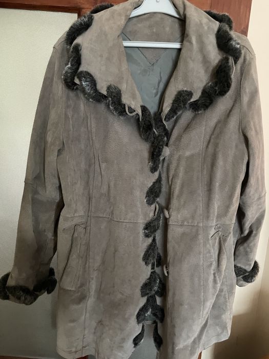 Jachetā din piele întoarsā