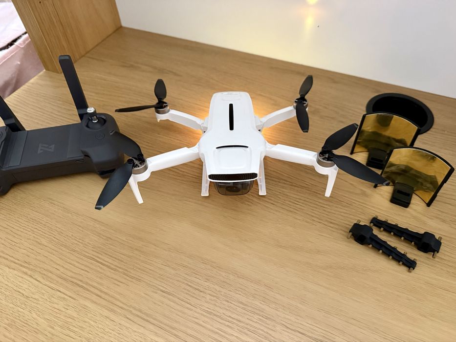 Drona FIMI X8 Mini V2 folosită ocazional + accesorii (sub 250 g)