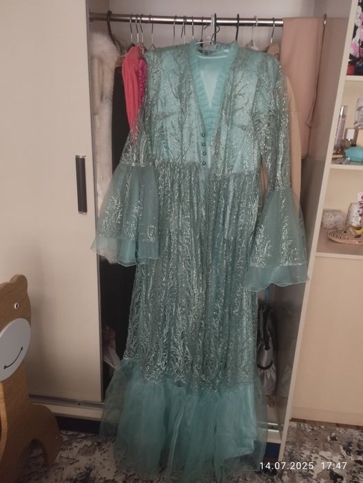 400 000 ming. Ansambil Kuylak uzun hashamatli kurinadi. Kup kiyilm