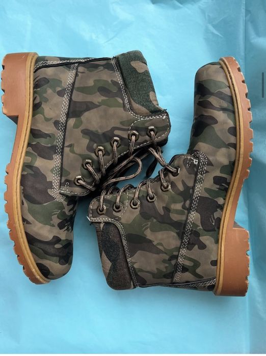 Боти с камуфлажен принт