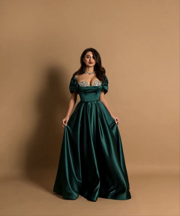 Rochie de seară elegantă din satin verde smarald