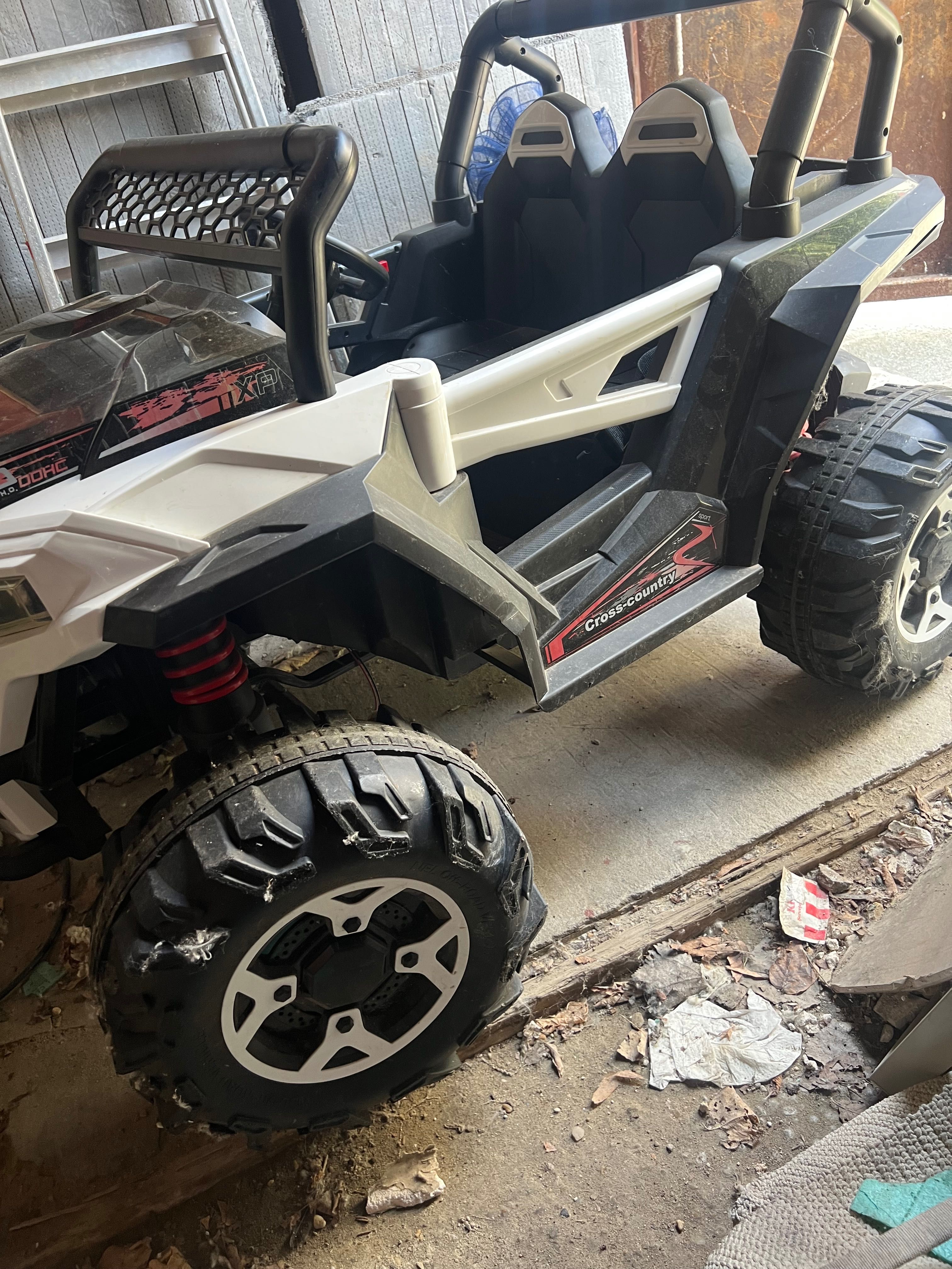 Jeep electric 4x4 pentru copii, cu telecomandă și baterie lithium